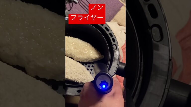 ノンフライヤーで白身魚のフライ作りました。右はたっぷり油かけた。やっぱ右の方が美味そう
