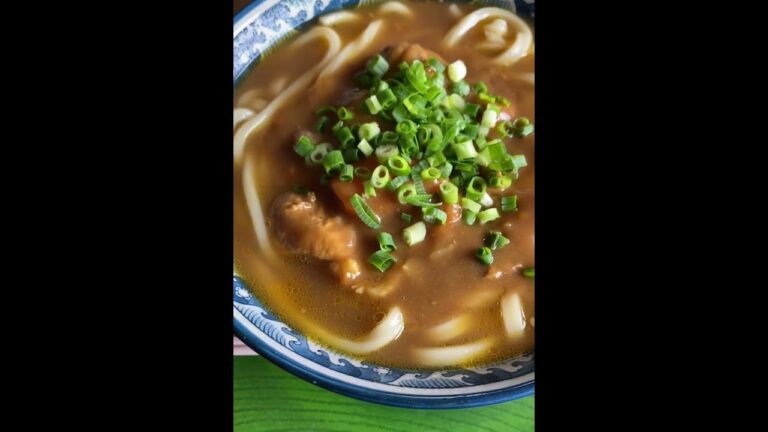 今日のお昼ごはんは昨日のカレーの余りでカレーうどん！昨日のカレーライスの方も見てね！#ランチ　#リメイク