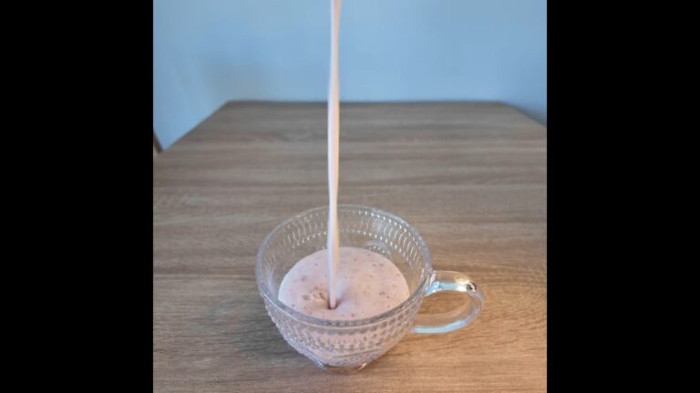 Strawberry Banana Smoothie in 30 Seconds! 🍓🍌