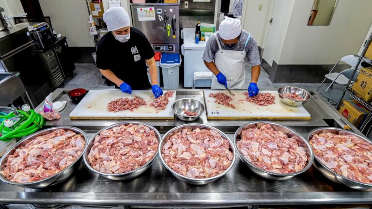１００kg鶏肉を捌く！職人たちが躍動する大阪屈指のデカ盛りうどん屋。大阪奈良のうどん屋５選。