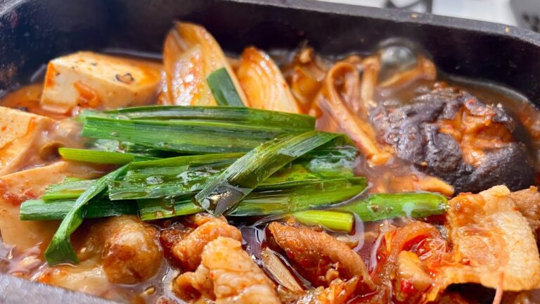 お店の味を再現！豚キムチ鍋のレシピ｜だしを効かせて本格的なチゲ鍋の作り方 | Pork and Kimchi Stew (Kimchi Jjigae)