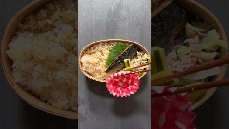 焼き塩サバとゆで豚しゃぶとキャベツ甘酢和え弁当を盛り付ける