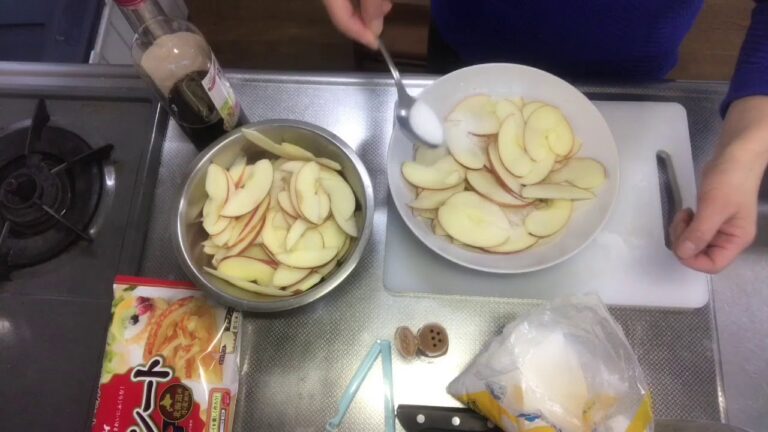 前に作ったアップルパイ薔薇を、ワイン煮で作ってみたよ〜〜その1