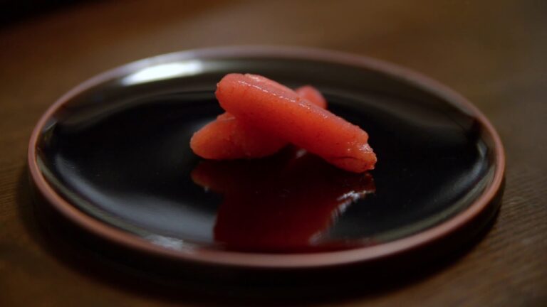 【ASMR】羽釜の炊きたてご飯に、明太子を乗せて。是非、美味しく召し上がってください。 - OMOTENASHI with japanese rice.