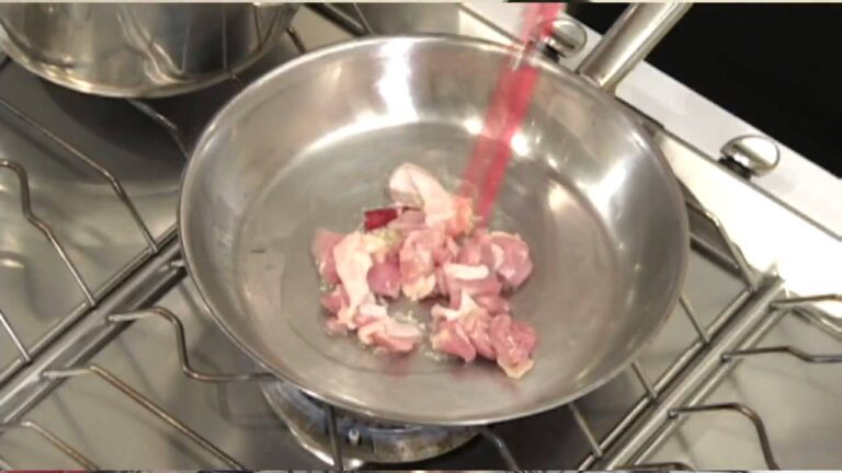 【沢田流】鶏肉とほうれん草の白ワインソースパスタ