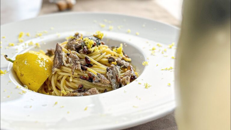 イワシと檸檬のスパゲッティ🍝ニンニクやローズマリーと松の実、イワシをオリーブオイルで炒めたソースの檸檬を絞りいれる。