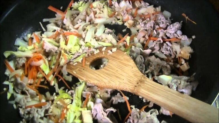 お昼ごはんは残りごはんで、適当にリゾットを作ってみました☆