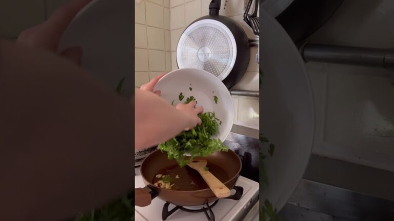 ぱぱっとシンプル春菊の中華炒め🦭🍳 #簡単レシピ #栄養士 #腸活 #腸活ダイエット #腸活レシピ #春菊 #炒め物 #炒め #唐辛子 #レシピ動画 #レシピ #料理 #料理動画 #料理研究家