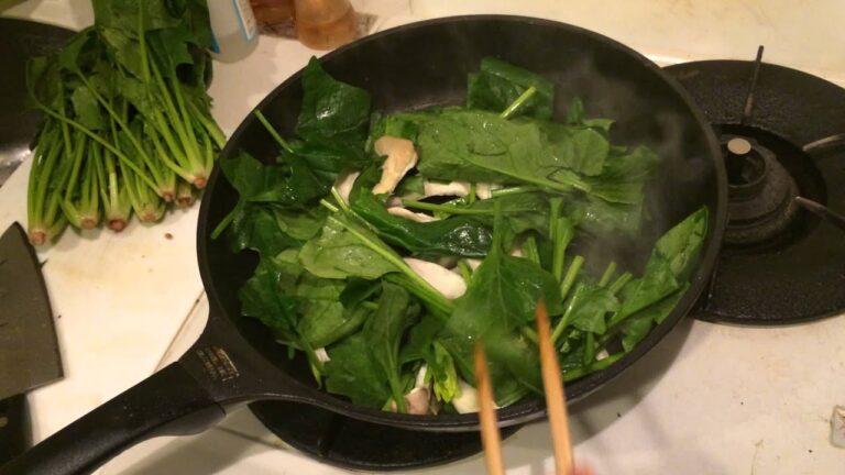 ほうれん草とエリンギのバター炒め。yatsutabeaクッキング
