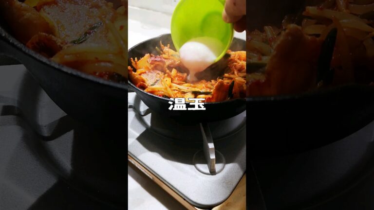 今晩のオーダーはカリカリ豚としなしなキムチの温玉豚キムチ♪