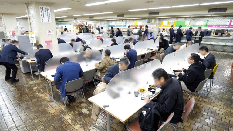 カレーライス大盛り！セルフサービス地下食堂に１５００人が殺到してヤバい丨Incredible Japanese company cafeteria
