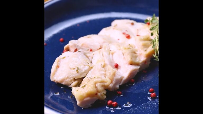 オイルで煮るだけ簡単！しっとりむっちり鶏胸肉のハーブオイル煮 ｜ moguna[モグナ]
