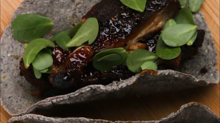 ビールのおともに！スパイシーソースのポークリブタコス