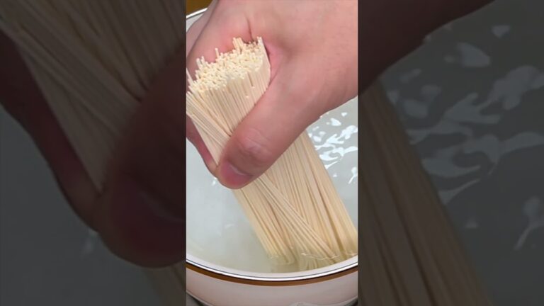 ネギ豚つけそうめんのうまいやつ✨豚バラ肉とねぎの温かいつけ汁は人気の味！飲んだ後のシメにも最高！幸せひとり晩酌！おうち居酒屋 #shorts