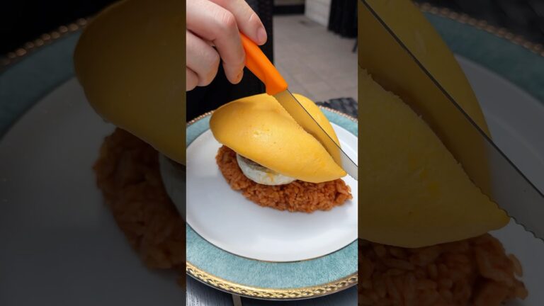 カマンベールチーズを丸ごと使ったオムライス