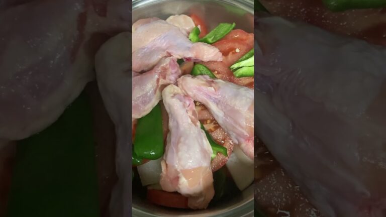 じっくり煮込んだ🍲鶏手羽元🍗と野菜のスープ🥣🧅🍅🥕大根🫑蓮根🥬セロリ🍃スパイス🧂セロリの葉🌭🥚