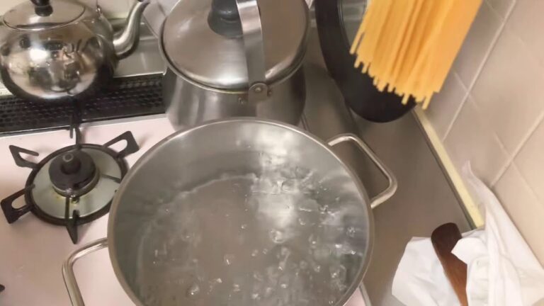 【うちで過ごそう】サバ缶とトマト缶のパスタを作っていくーっ！！