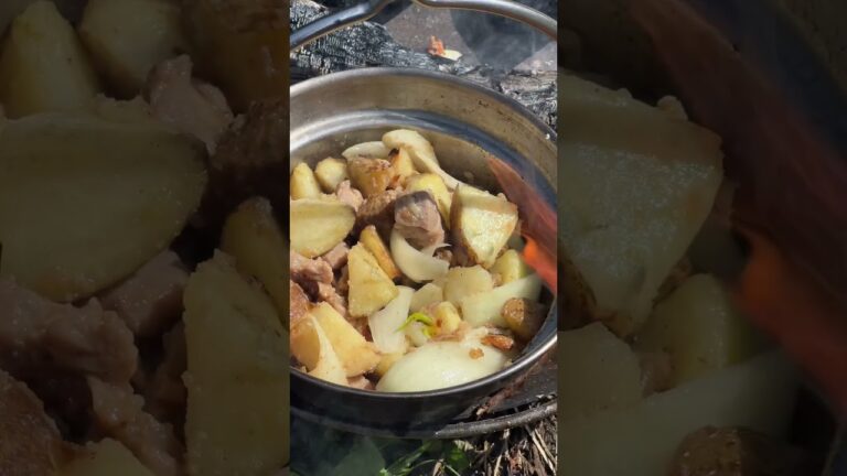 【キャンプ飯】太陽を浴びながらスープカレー#キャンプ#ソロキャンプ #shorts