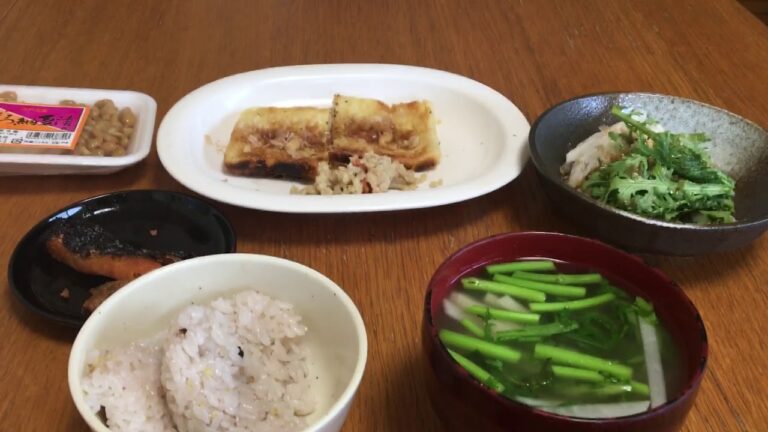 【最後の朝ごはん】油揚げ焼き、卯ノ花、大根と春菊のサラダ、鮭の塩焼き、そぼろ納豆、ごはん、みそ汁、5月27日—古民家風の家