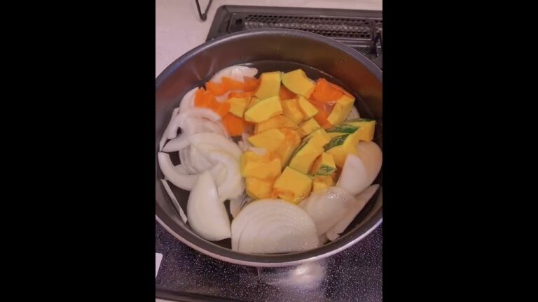 【夜ご飯】かぼちゃの味噌汁🤍今日は切ってる所に初挑戦☻