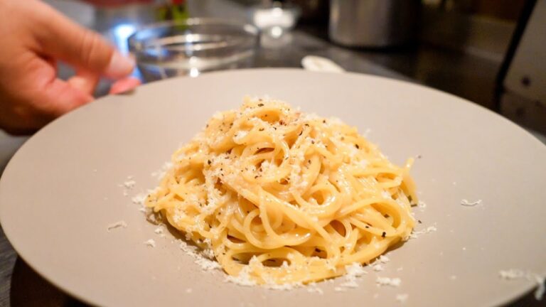 【永久保存版】一つ星シェフが教える包丁いらずフライパン1つでできるチーズと黒胡椒のパスタ "カチョエペペ"【#シェフのワンパンパスタ】