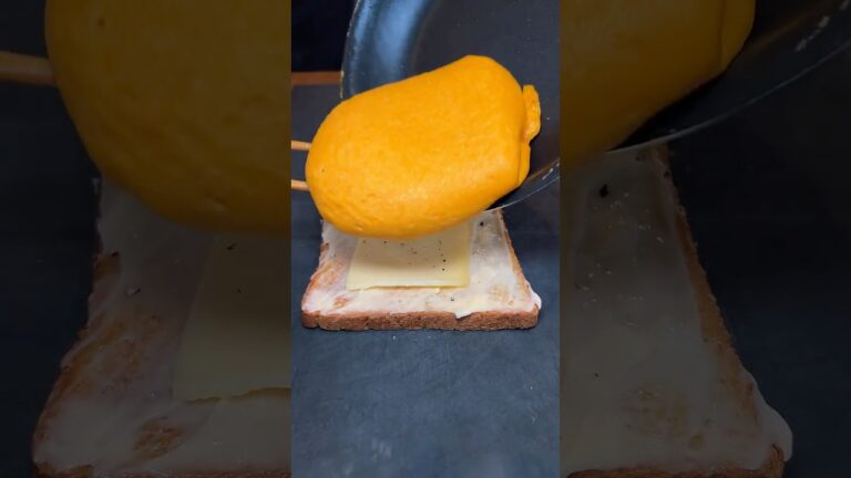 卵5個分使って作る贅沢なオムレツサンドイッチ🥪