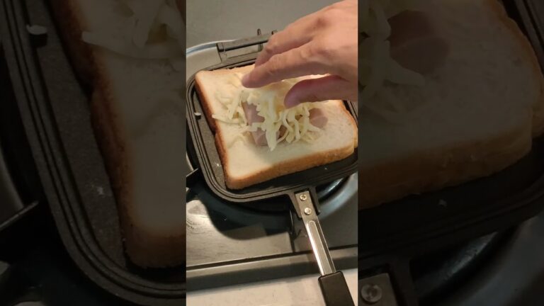 忙しい朝も【簡単】【おいしい】ホットサンド　子供に人気の魚肉ソーセージと　トロトロチーズ