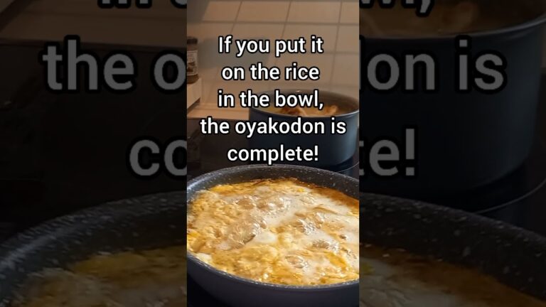 【Oyakodon親子丼】#oyakodon (rice topped with oyakodon) #japanfoods #cooking #egg #onion