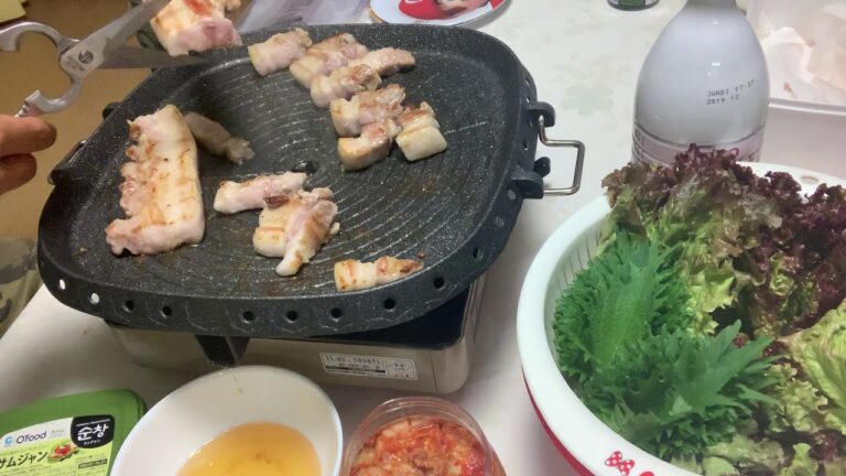 ソロぼっち 韓国で人気サムギョプサルしてみた❣️しそ、サムジャンのタレをたっぷりつけて激ウマ‼️(o^^o) 専用プレート 鍋 焼肉 料理 マッコリ キャンプ ソロキャン ゆるキャン