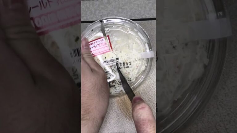 成城石井のシールド乳酸菌入りコールスローサラダを切りました。　#成城石井 #乳酸菌 #コールスローサラダ