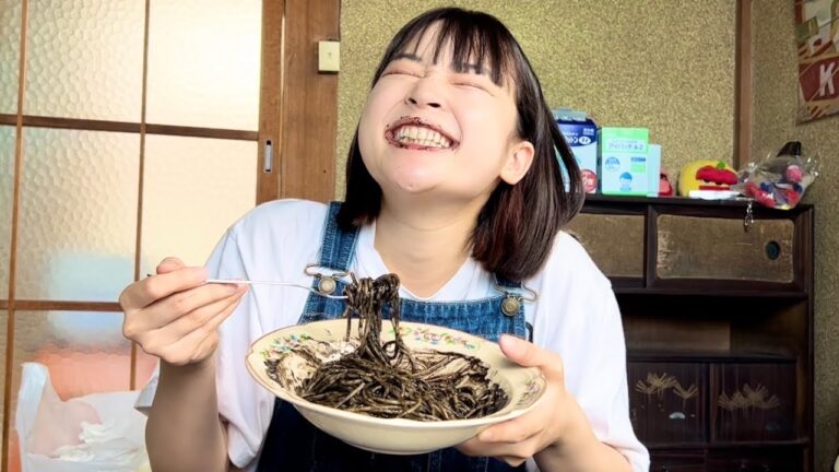 大好物のイカスミパスタで真っ黒けになる貧乏女子🦑🍝☀️