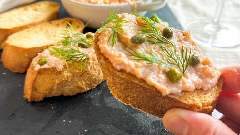 サーモンのリエット【ビストロ】サーモンとタマネギのペーストを、カリッと焼いたバゲットにたっぷりと塗っていただきます。