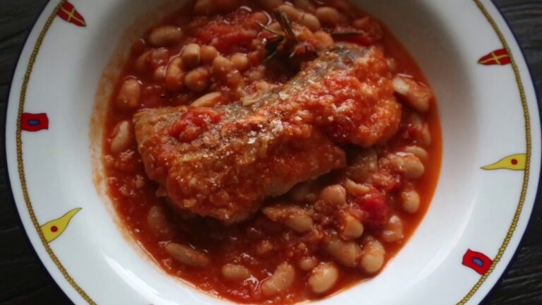 分量は適当でOKのテッパン料理！「白いんげんと鱈のトマト煮込み」