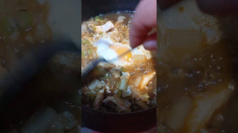 鶏の味噌雑炊　玄米と大根葉と大根と卵