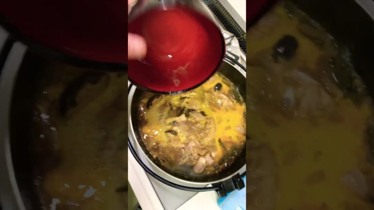 残った”すき焼き“SUKIYAKI →鶏肉入れて→卵入れて親子丼に変身！！冷凍して明日持っていく。⚠️よく加熱してね。