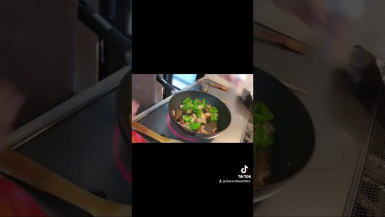 今日の晩ごはん。夏野菜の炒め物、ひじきの煮物、切干大根の煮物。作り置きしといたので、実質作ったの炒め物だけ。作り置き万歳！