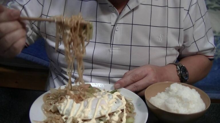 ［一人deごはん］新・マヨネーズ愛！日清「ソース焼きそば」にピュルピュル大がけ！