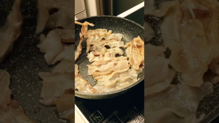 🍳豚肉で一品★焼いてサッパリ！玉ねぎ人参乗せて油気にならない😆👍【不器用な私が作る簡単で美味しい料理編】#shorts