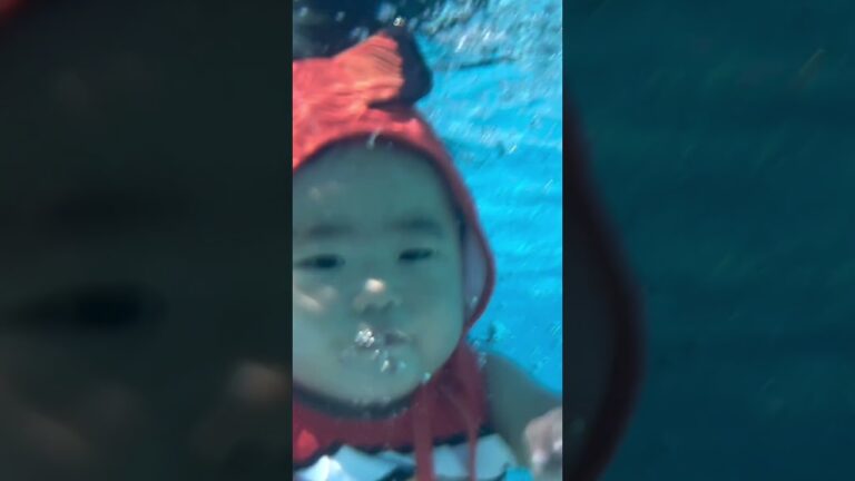 赤ちゃんはじめて水の中に！じゅたろうくんとじょうたろうくん