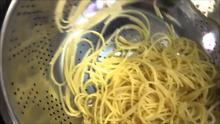 トマトパスタ簡単人気　鶏ひき肉となすのチーズ焼きの具があまったにでトマトパスタへ変身！