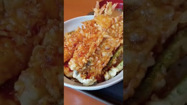 海老天丼にサンマ天をトッピングしてみた　初めて食べる秋刀魚の天ぷら　三陸沖ってメニューに書いてあったけど本当かな？　てんや　#shorts
