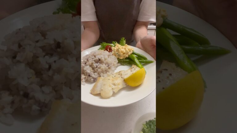 白身魚(タラ)のムニエルのワンプレートご飯♪味付けはシンプルにしお、黒コショウ、バター、レモン✨魚は小麦粉をつけて焼きました☺️簡単✨