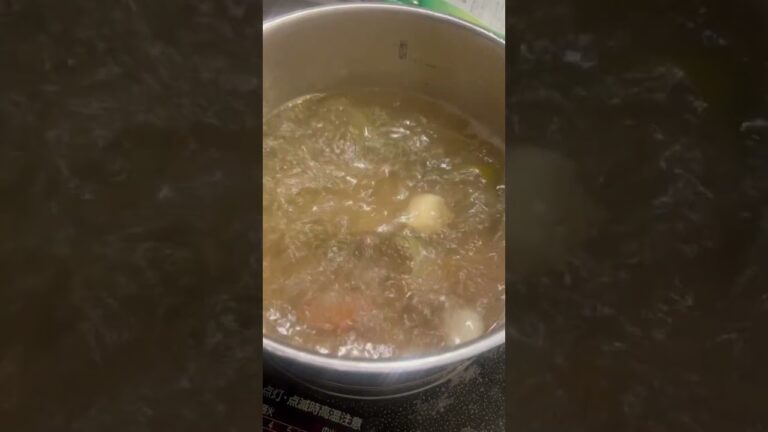 にんにく、生姜、長ネギすじを煮込んだ出汁でスープを作ろう