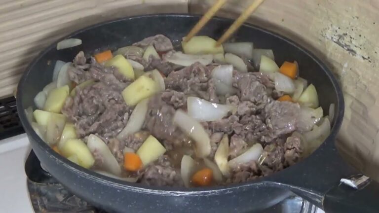 とろとろに、とろみの付いた肉じゃが丼。フライパンで無水調理。#japanese #food #cooking #home