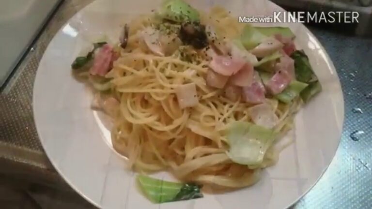 チンゲン菜とキノコとベーコンのクリームパスタを調理しました。