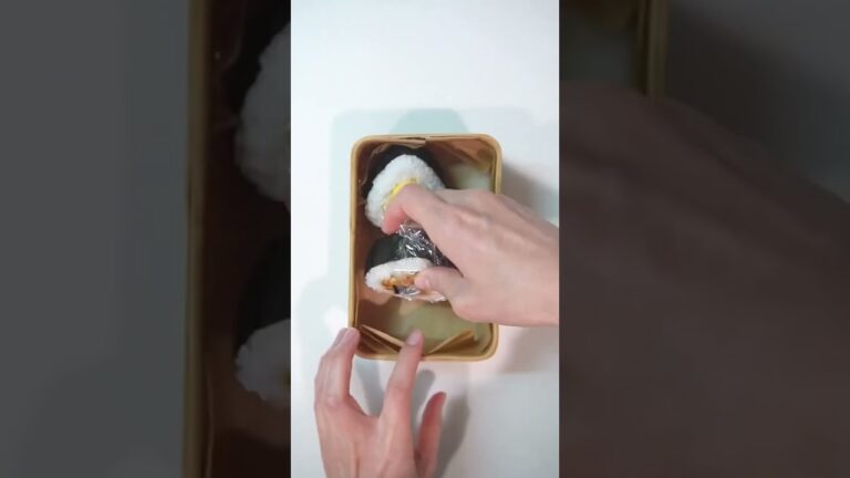 おにぎりの中におにぎり！ツナマヨはこうやって三角に！#お弁当作り #shorts #お弁当 #弁当 #おにぎり