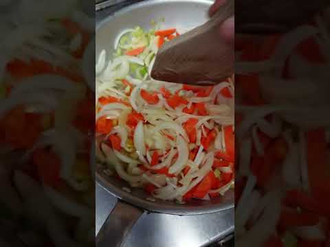 野菜だらけですがレバーペースト作ってます🎶