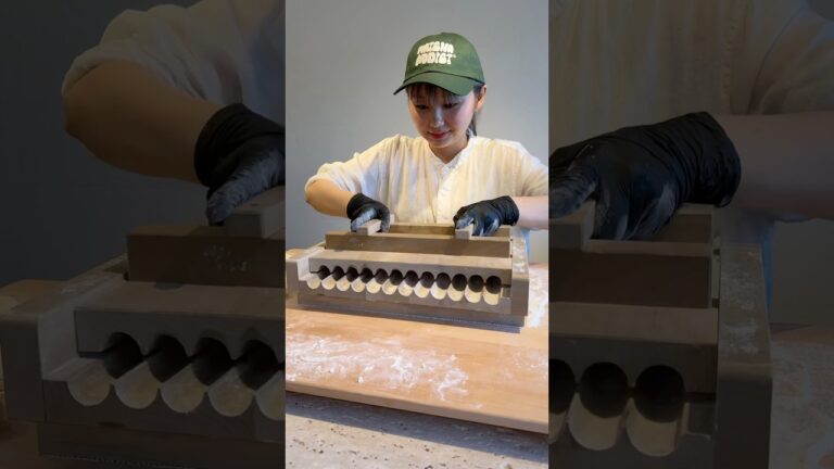 京都でしか食べれない究極の抹茶団子🍡粉から手作りしているお団子は超もちもち、濃厚な抹茶餡と相性抜群！#大好物は高カロリー #japan #japanesefood #cooking #mochi