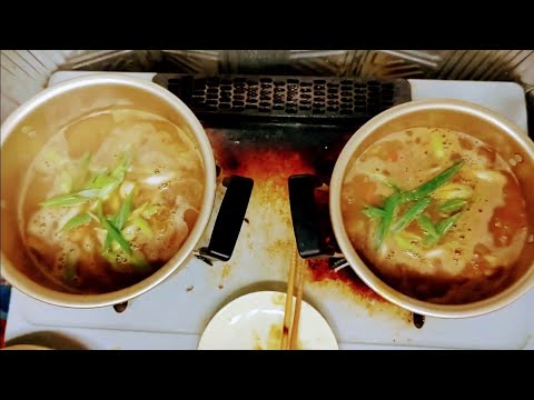 お出汁の効いたカレーうどんを作るおばあちゃん