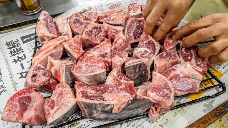 新鮮な海鮮を求めて常連が殺到！朝６時仕込み開始の鮮魚店の多忙すぎる１日に密着。